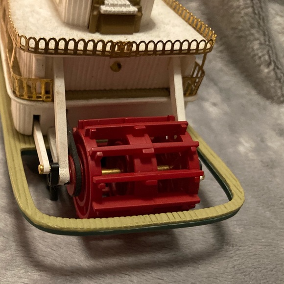 1997 Hallmark Keepsake ornament 
Santa’s Showboat - Picture 6 of 10